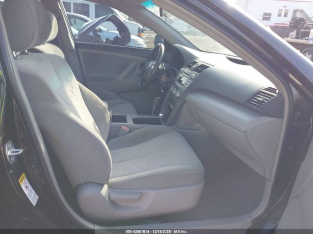 Toyota Camry Le Image 10