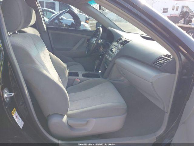 Toyota Camry Le Image 10