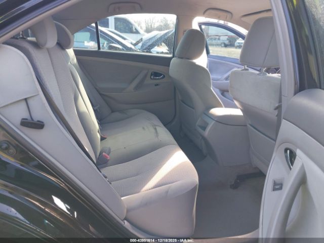 Toyota Camry Le Image 12