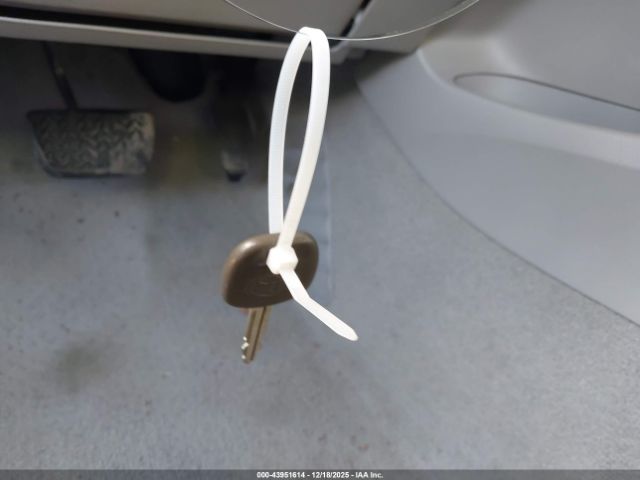 Toyota Camry Le Image 7