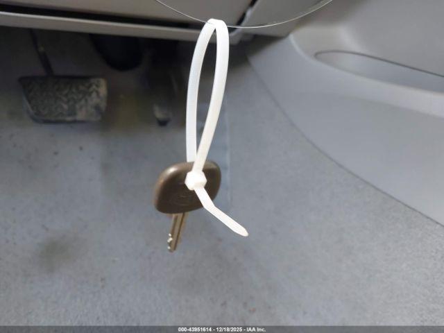 Toyota Camry Le Image 7