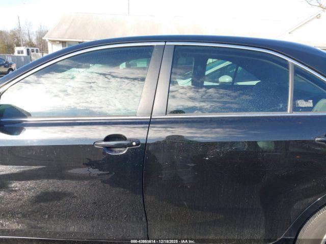 Toyota Camry Le Image 17