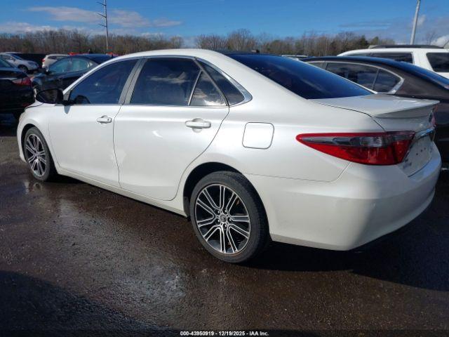 Toyota Camry Se Image 8
