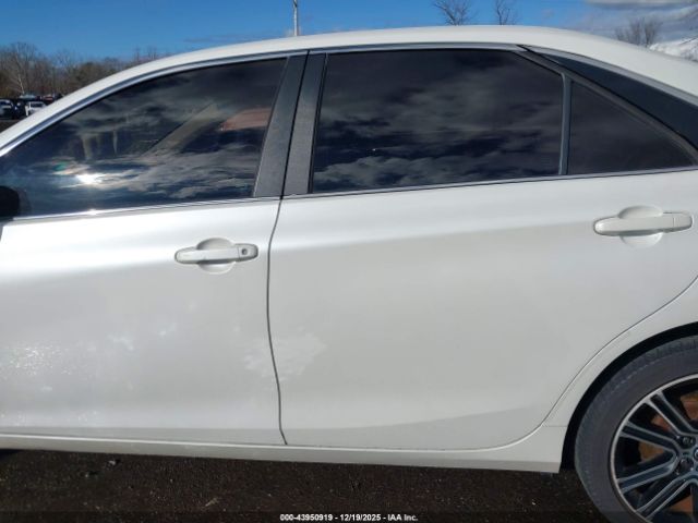 Toyota Camry Se Image 3