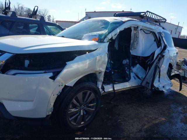 Nissan Pathfinder Sv 2wd Image 6