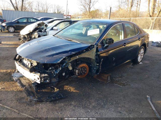 Toyota Camry Le Image 4