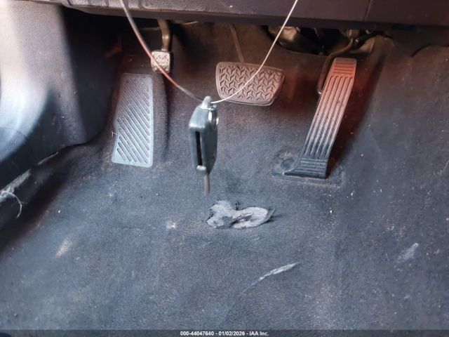 Toyota Camry Le Image 9