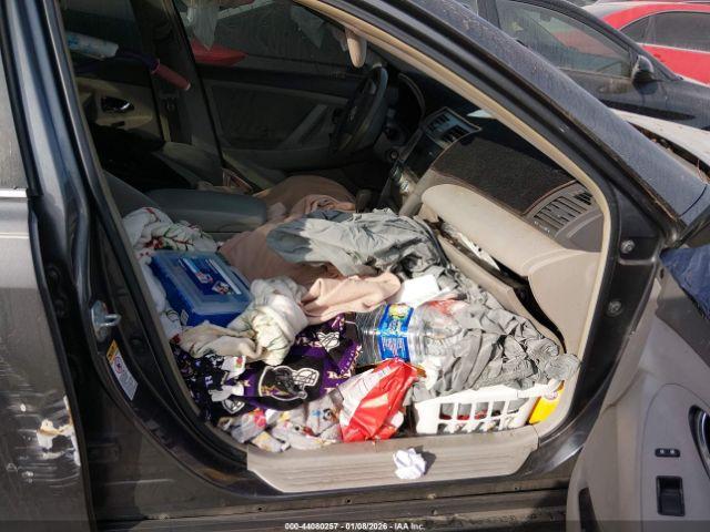 Toyota Camry Le Image 7