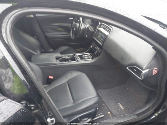 Jaguar XE 35t Premium Image 4