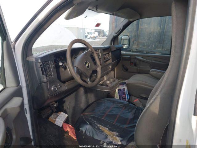 Chevrolet Express 3500 Image 8