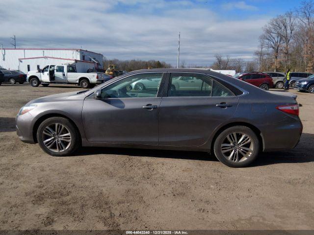 Toyota Camry Se Image 10