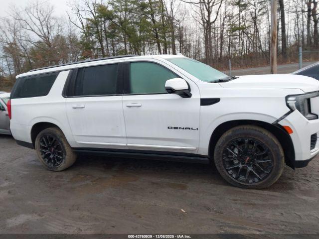 GMC Yukon 4wd Denali Image 12