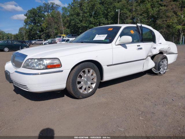 Lincoln Towncar Signature Limited Image 3