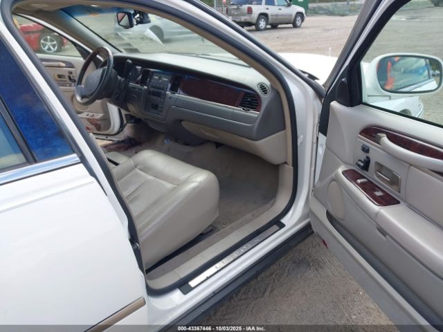 Lincoln Towncar Signature Limited Image 7