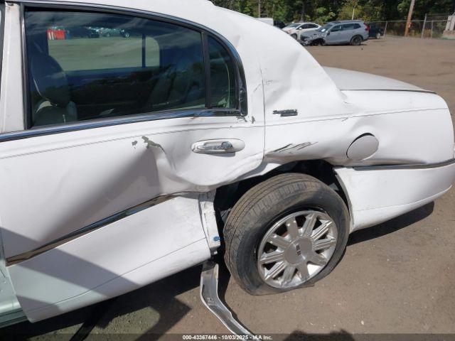 Lincoln Towncar Signature Limited Image 11