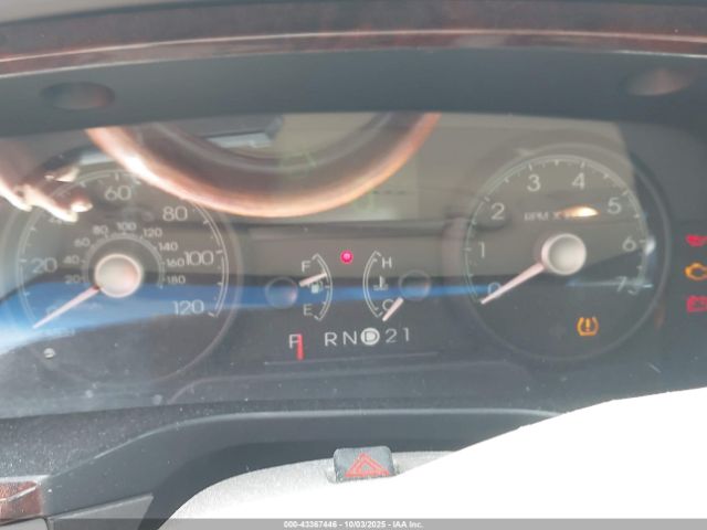 Lincoln Towncar Signature Limited Image 8