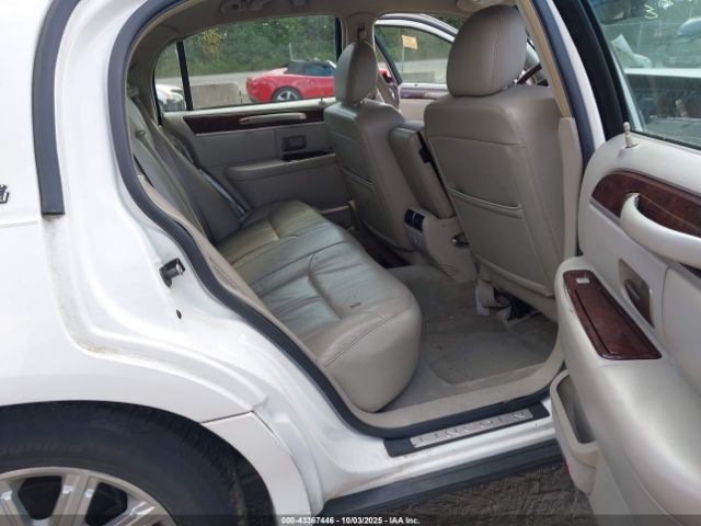 Lincoln Towncar Signature Limited Image 9