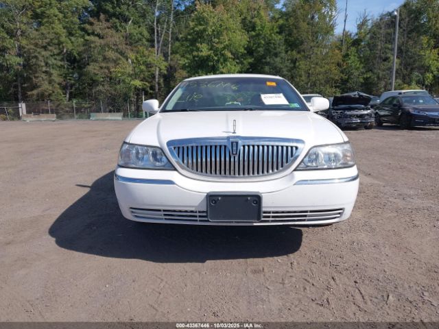 Lincoln Towncar Signature Limited Image 12