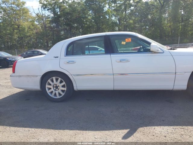 Lincoln Towncar Signature Limited Image 2