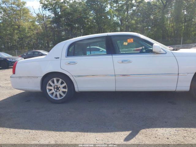 Lincoln Towncar Signature Limited Image 2