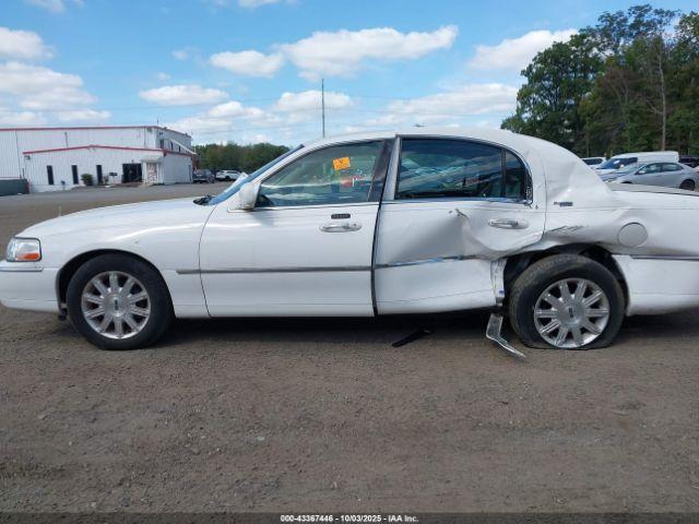 Lincoln Towncar Signature Limited Image 14