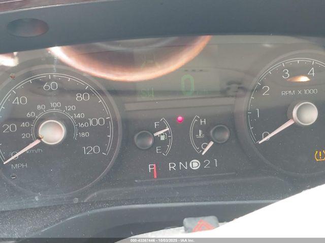 Lincoln Towncar Signature Limited Image 16