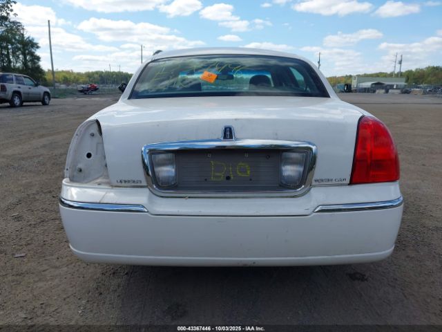 Lincoln Towncar Signature Limited Image 15