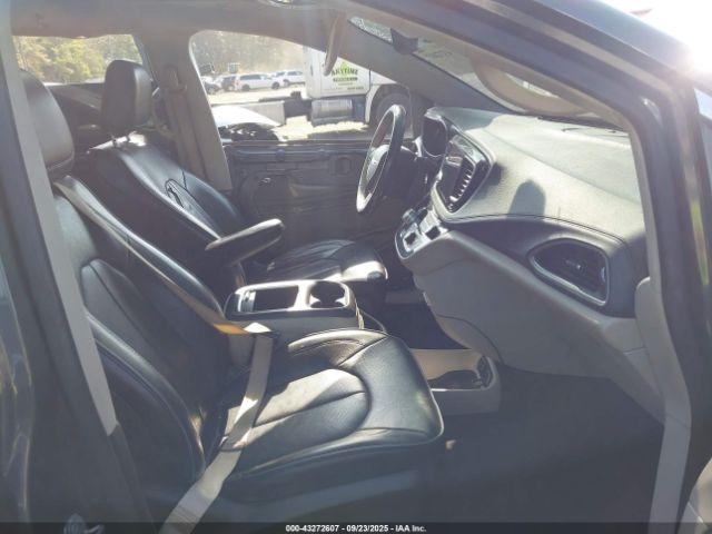 Chrysler Pacifica Limited Image 5