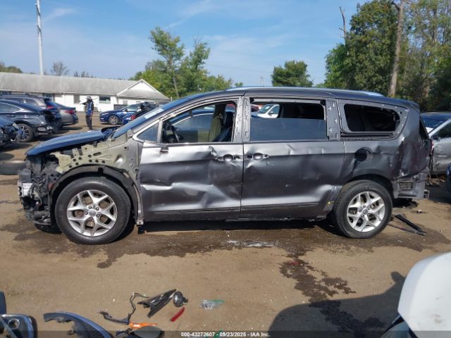 Chrysler Pacifica Limited Image 13